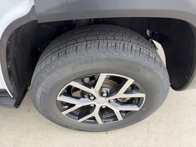 Used 2023 Jeep Grand Cherokee L Limited w/ Luxury Tech Group II image 9