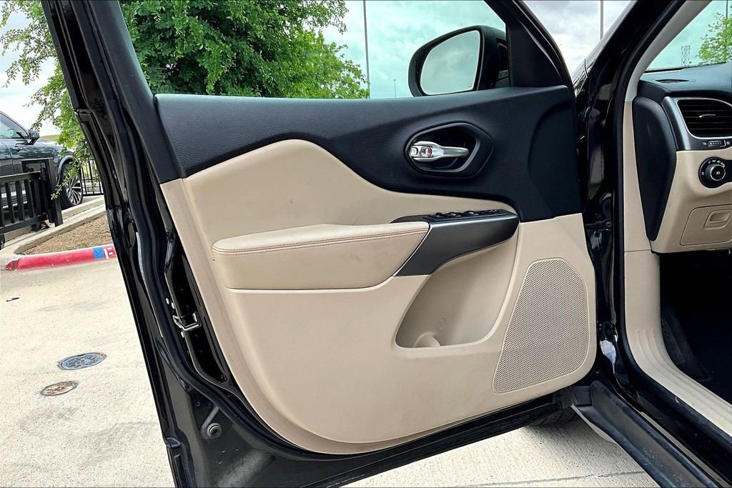 Used 2019 Jeep Cherokee Latitude w/ Popular Appearance Group image 20