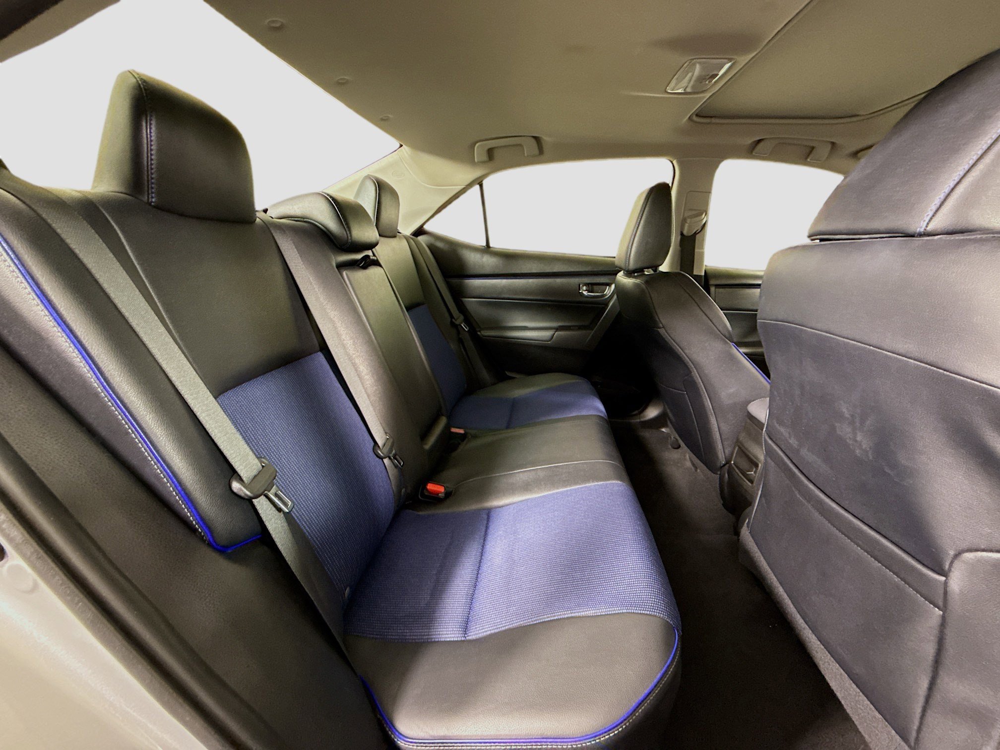 Used 2018 Toyota Corolla SE w/ SE Premium Package FWD image 27