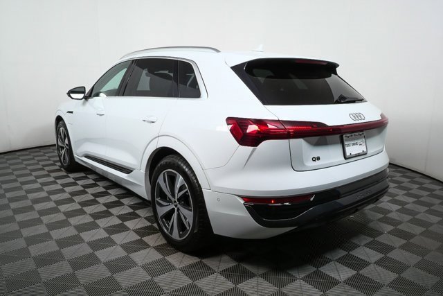 Used 2024 Audi Q8 e-tron Premium Plus image 31