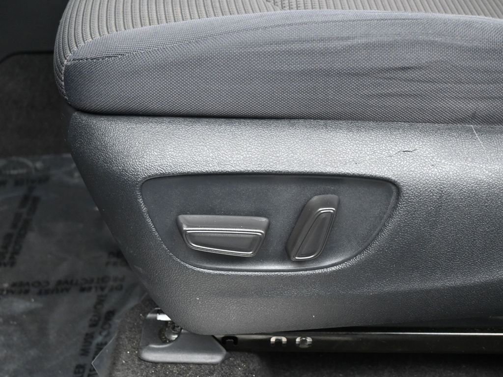 Used 2023 Toyota Highlander L image 12