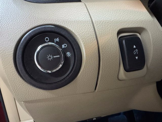 Used 2013 Ford Taurus Limited FWD image 14