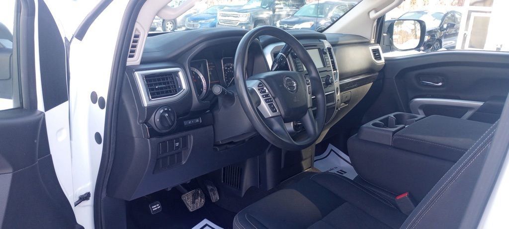 Used 2019 Nissan Titan SV image 12
