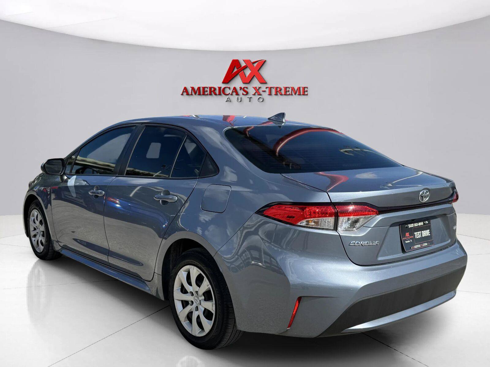 Used 2021 Toyota Corolla LE FWD image 3