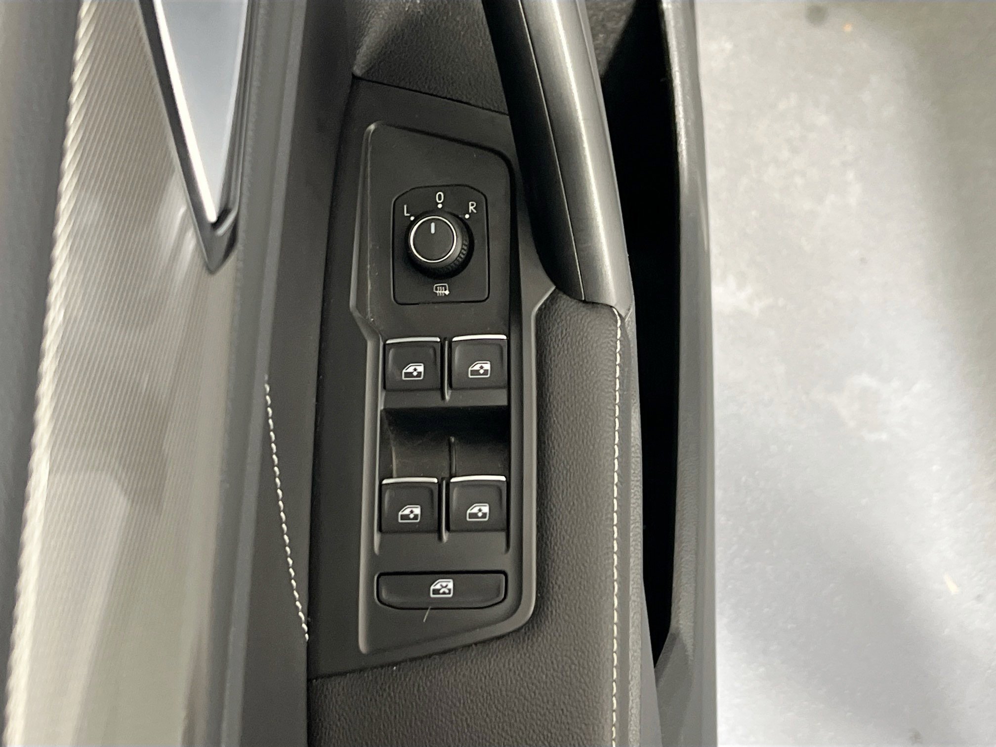 Used 2022 Volkswagen Tiguan SE AWD/4WD image 17