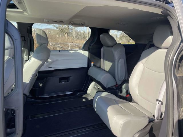 Used 2025 Toyota Sienna XLE image 15