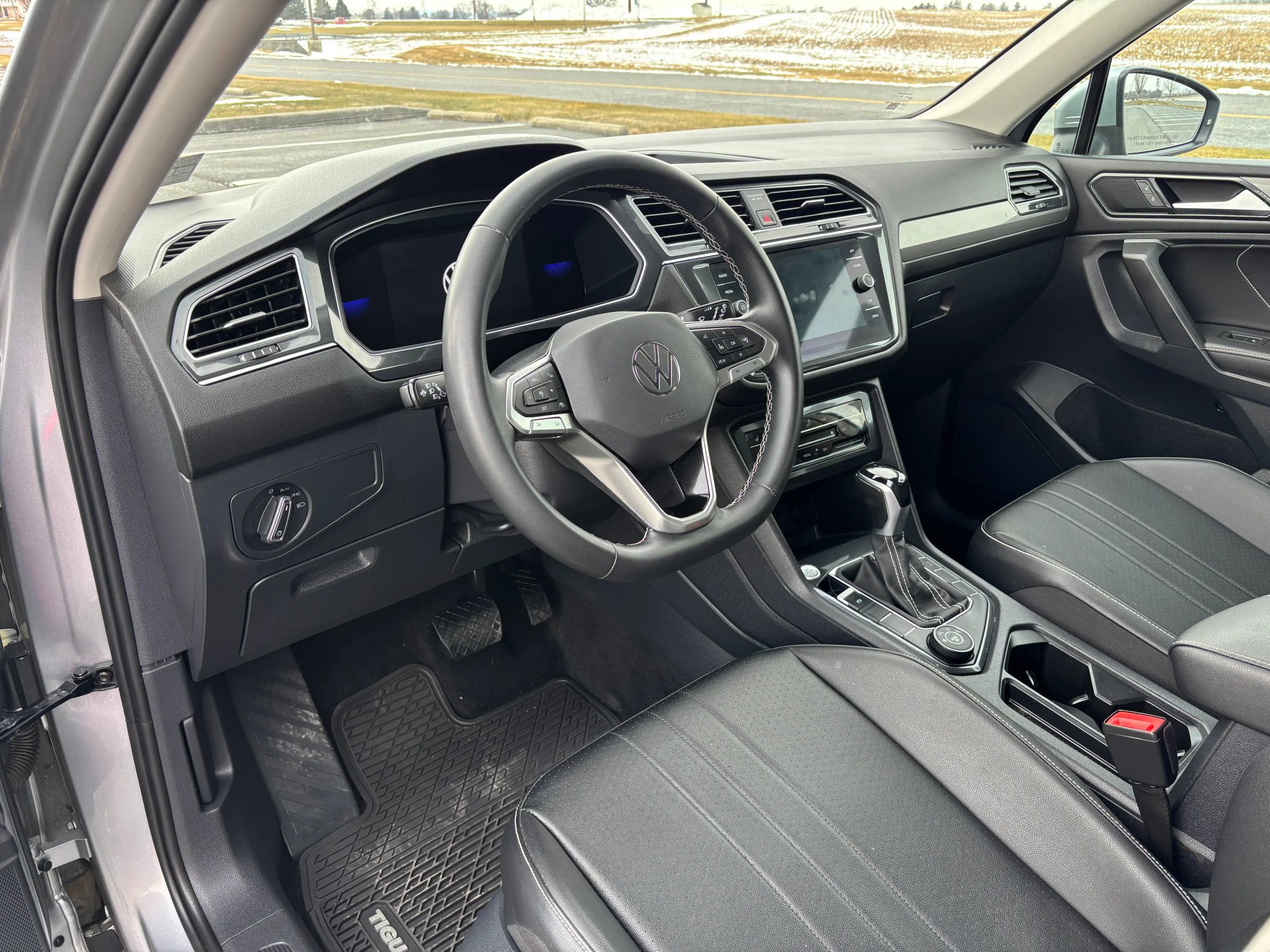 Used 2022 Volkswagen Tiguan SE image 3