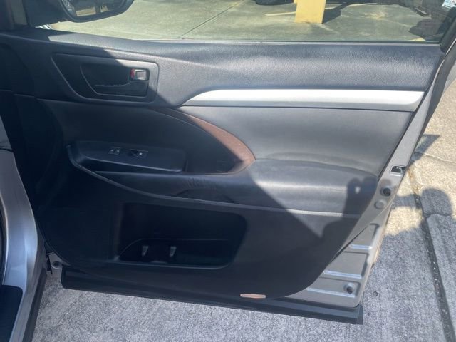 Used 2015 Toyota Highlander LE image 21
