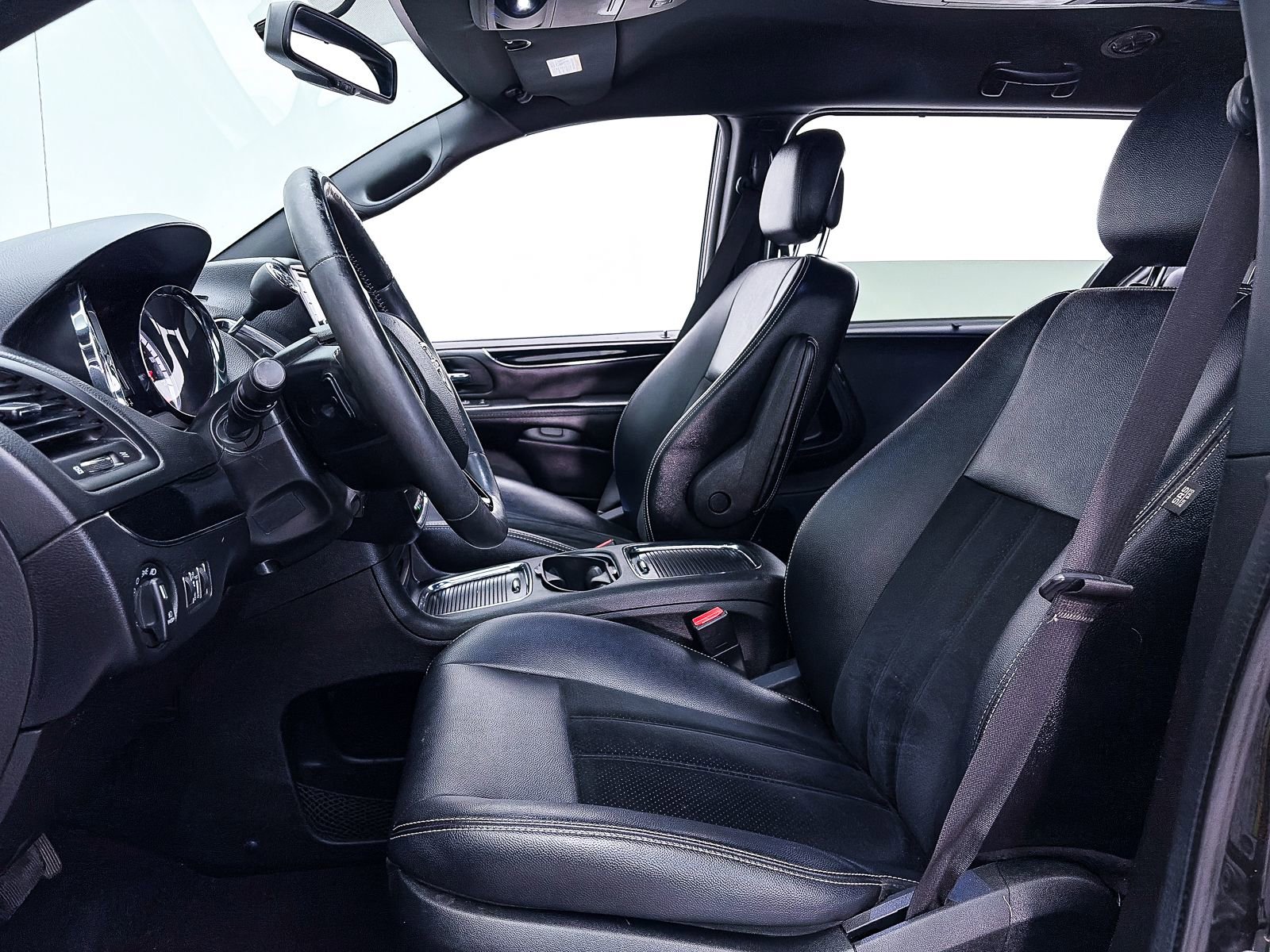 Used 2017 Dodge Grand Caravan SXT w/ Driver Convenience Group image 13