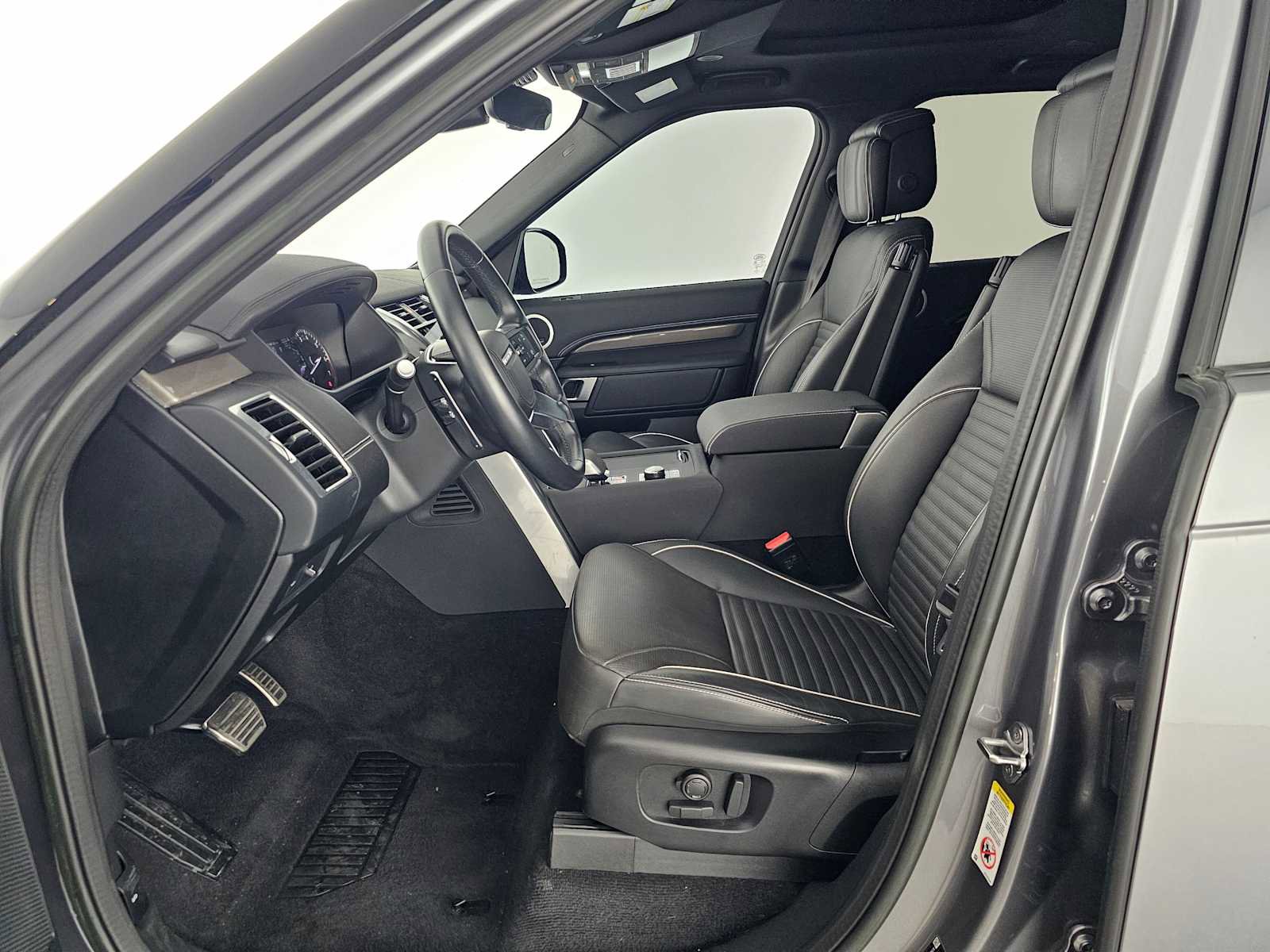 Used 2023 Land Rover Discovery Metropolitan Edition image 20