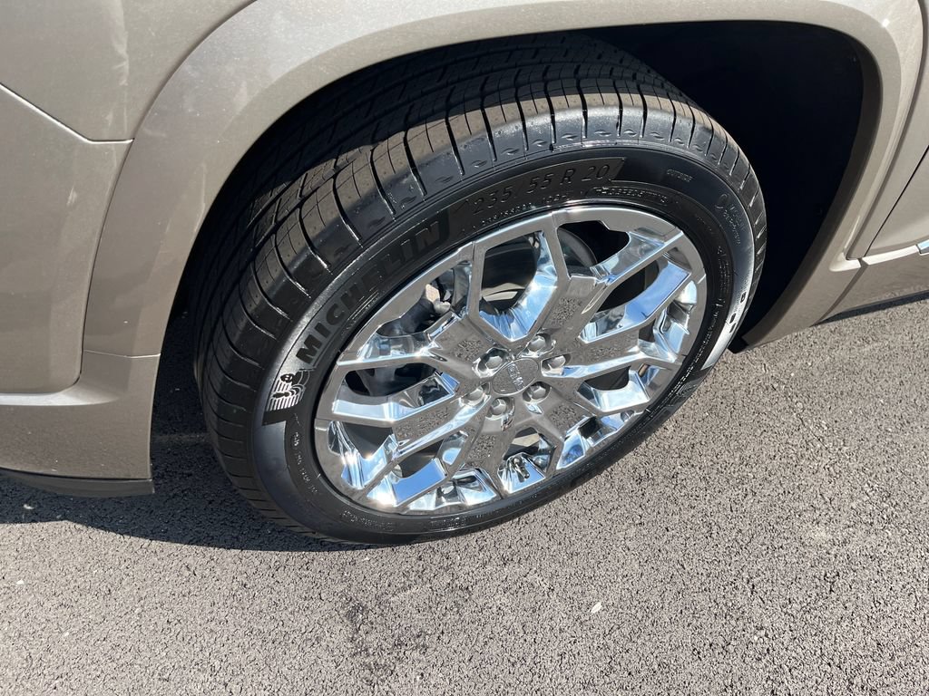 Used 2022 GMC Acadia Denali w/ Denali Ultimate Package AWD/4WD image 9