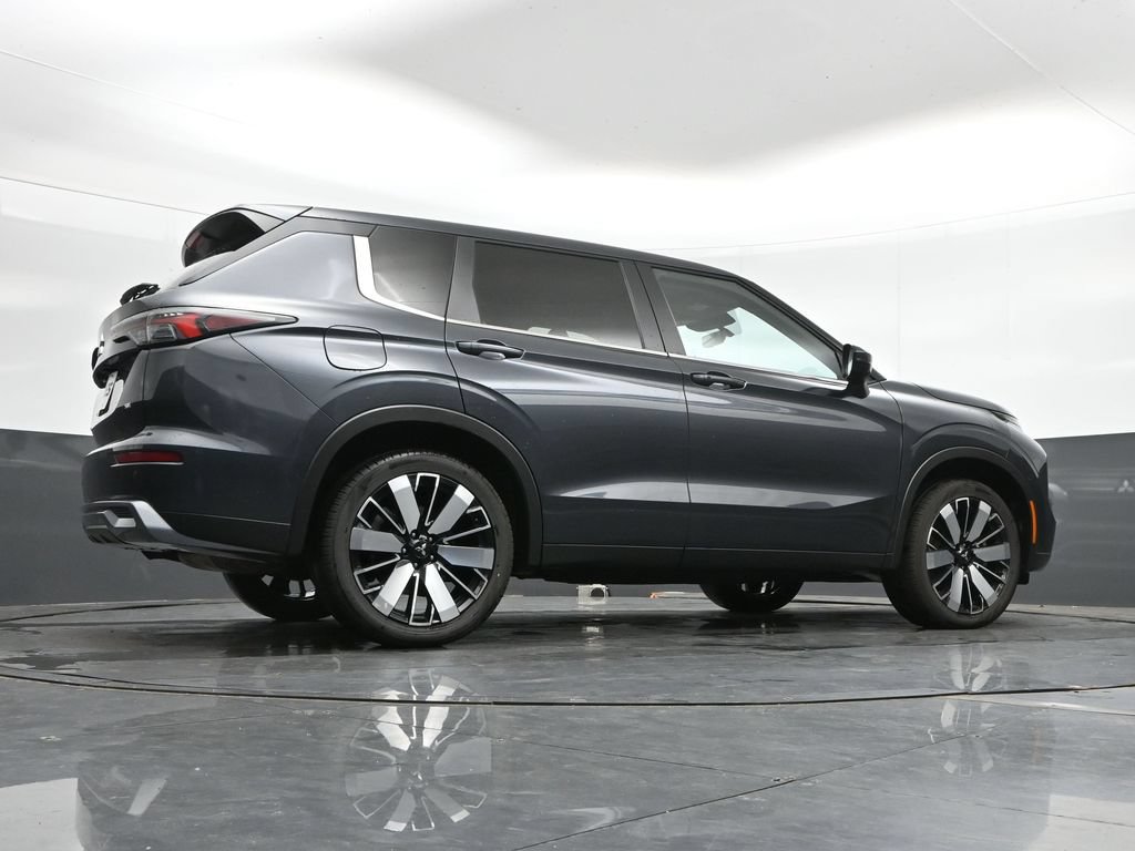 Used 2025 Mitsubishi Outlander AWD image 40
