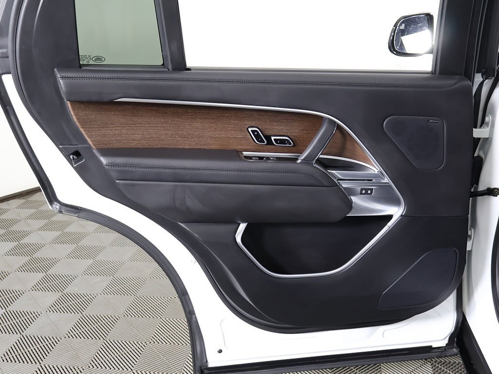 Used 2023 Land Rover Range Rover Long Wheelbase SE image 31