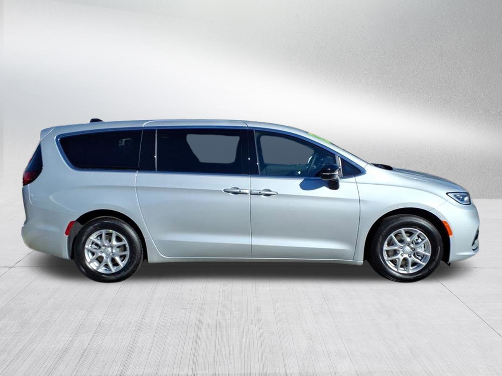 New 2026 Chrysler Pacifica Select image 3