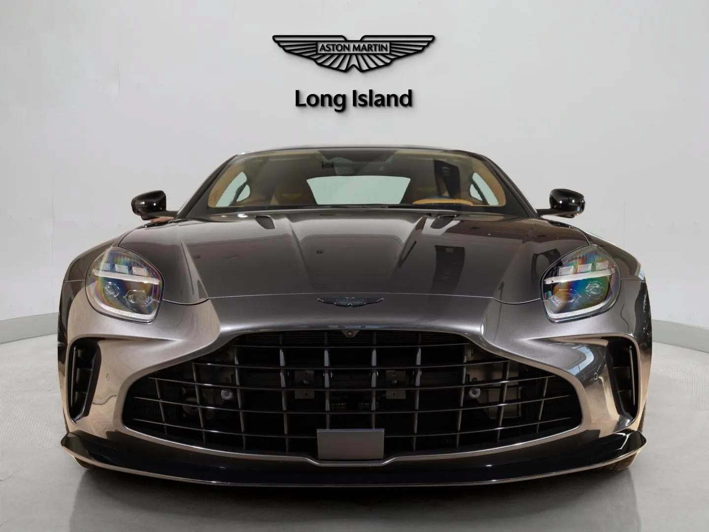 Used 2025 Aston Martin V8 Vantage Coupe RWD image 2