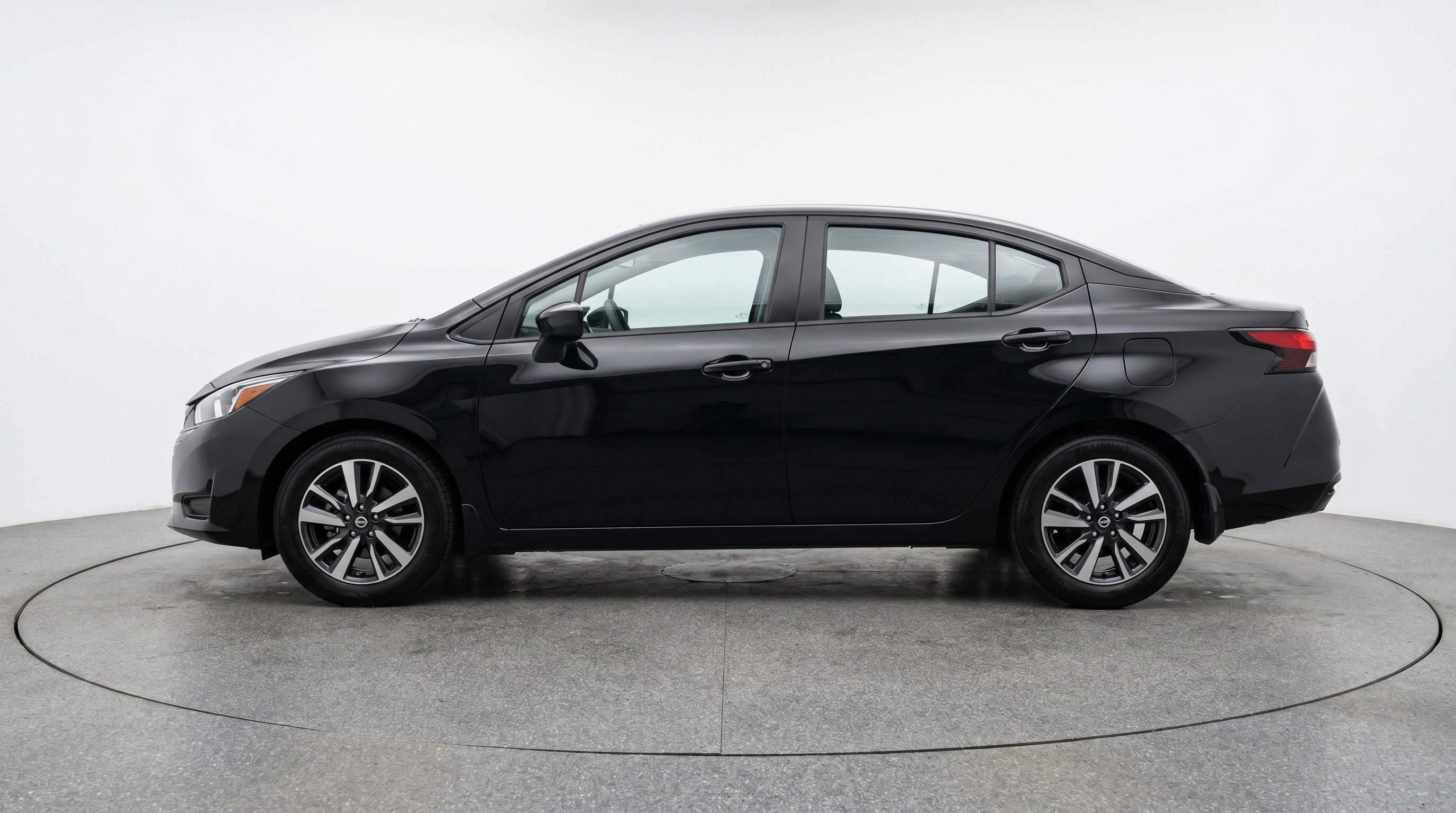 Used 2025 Nissan Versa SV FWD image 5