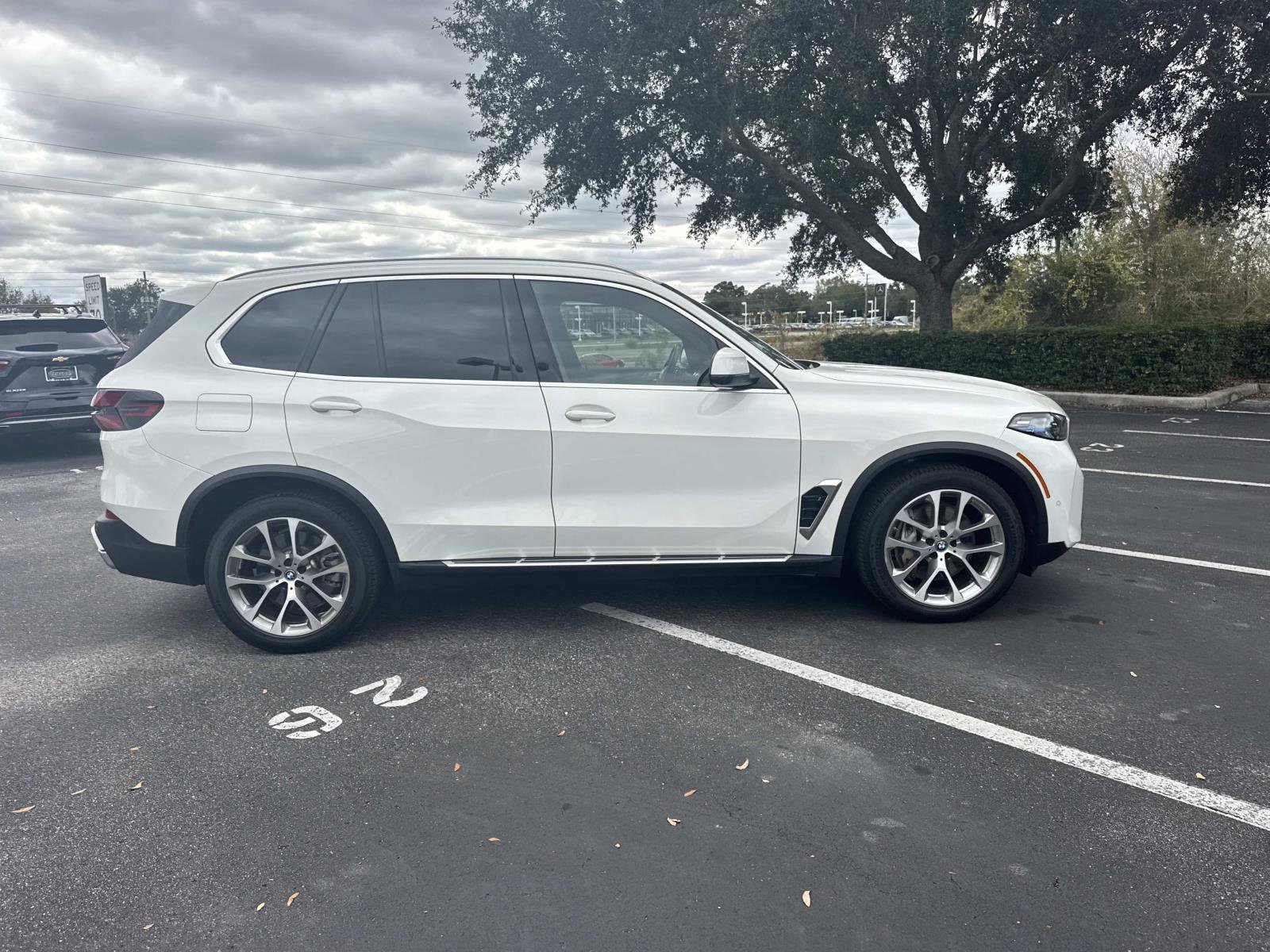 Used 2024 BMW X5 xDrive50e image 3