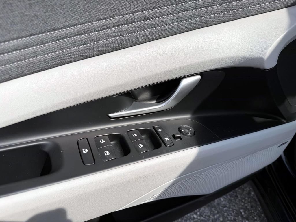 Certified 2023 Hyundai Elantra Limited FWD image 18