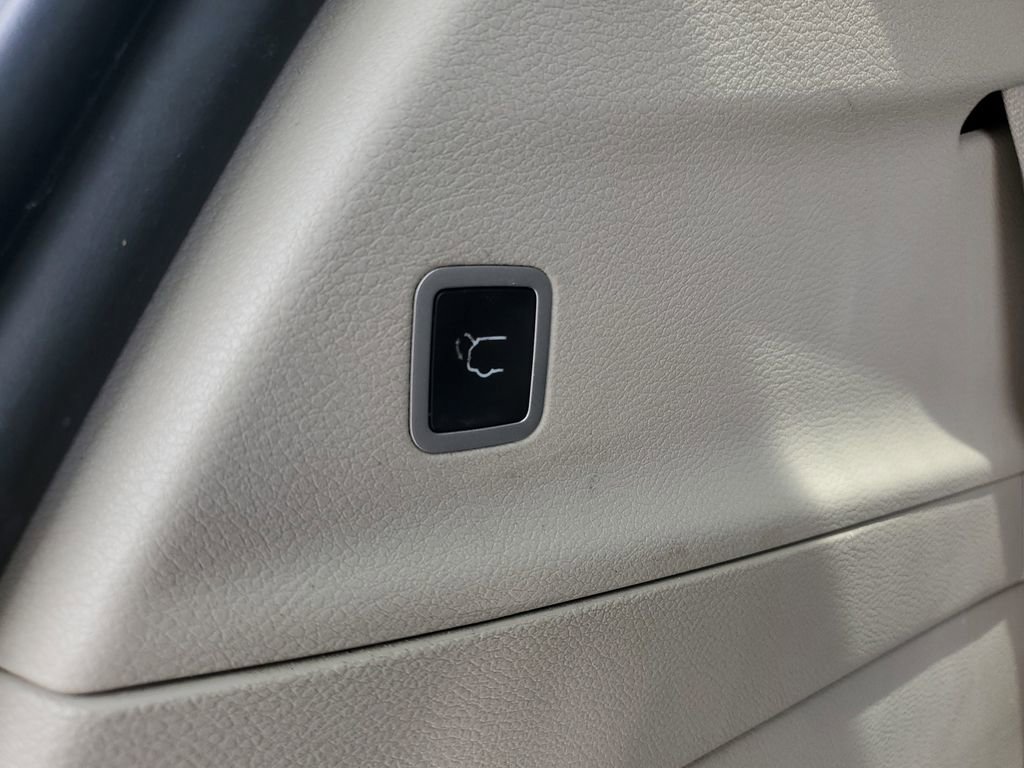 Used 2021 Chrysler Pacifica Limited w/ Uconnect Theater Family Group image 8