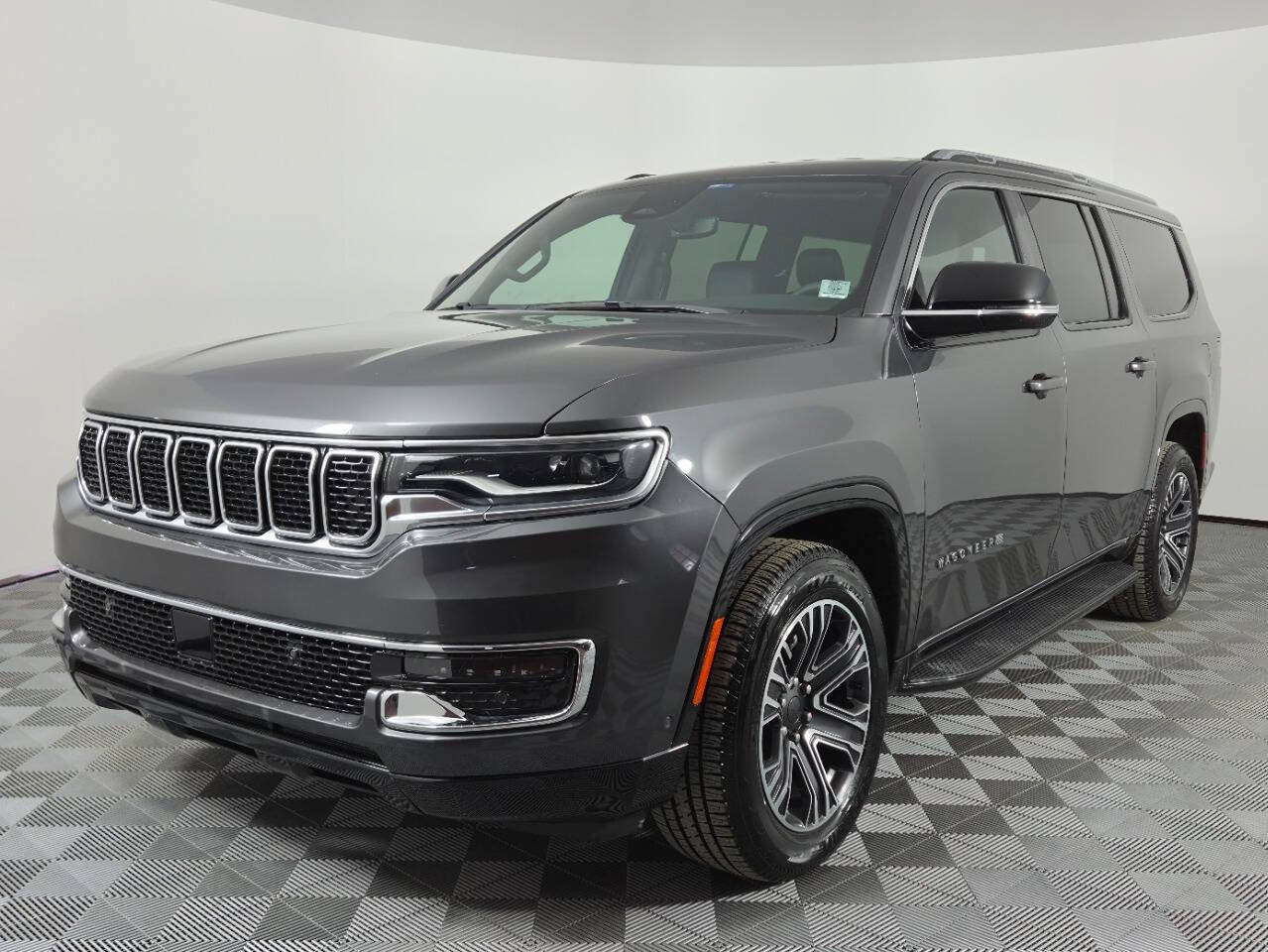 Used 2024 Jeep Wagoneer L Series II w/ Flexible Seating Group AWD/4WD image 3