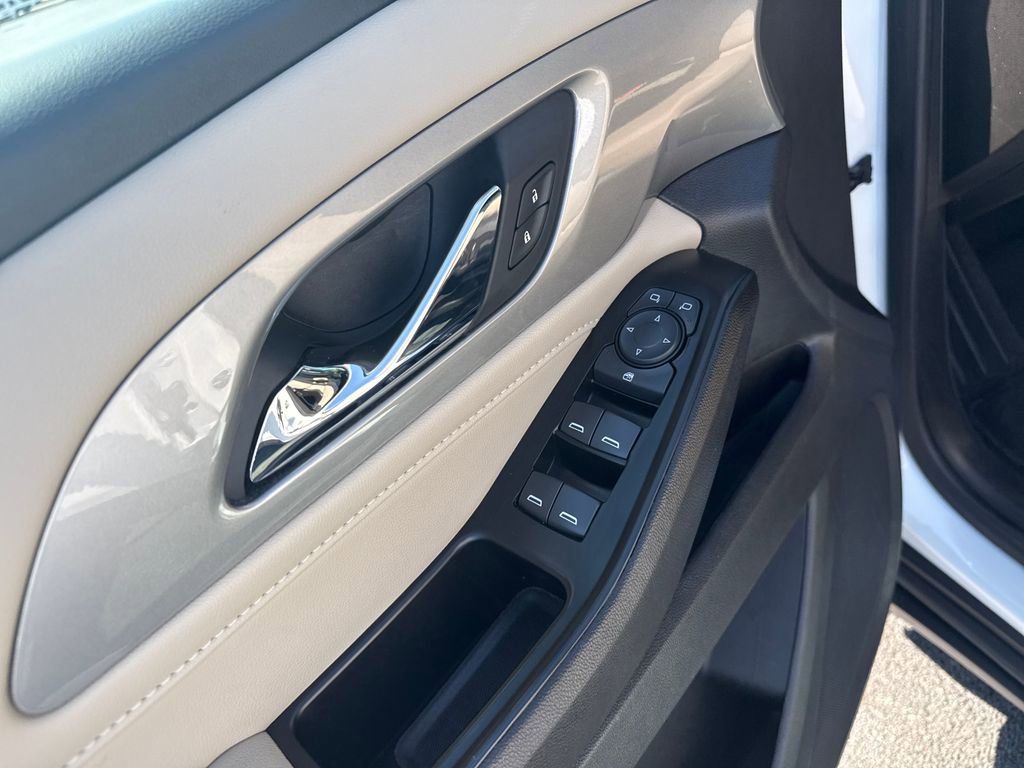 Used 2022 Chevrolet Traverse LS FWD image 13