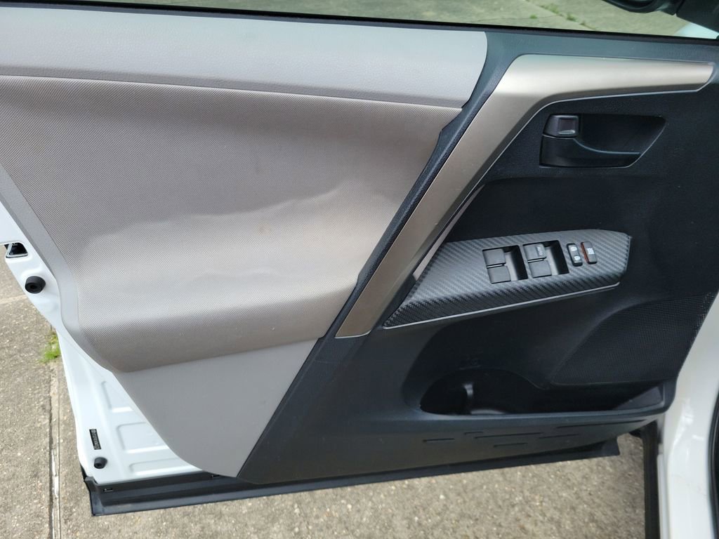 Used 2013 Toyota RAV4 LE FWD image 13