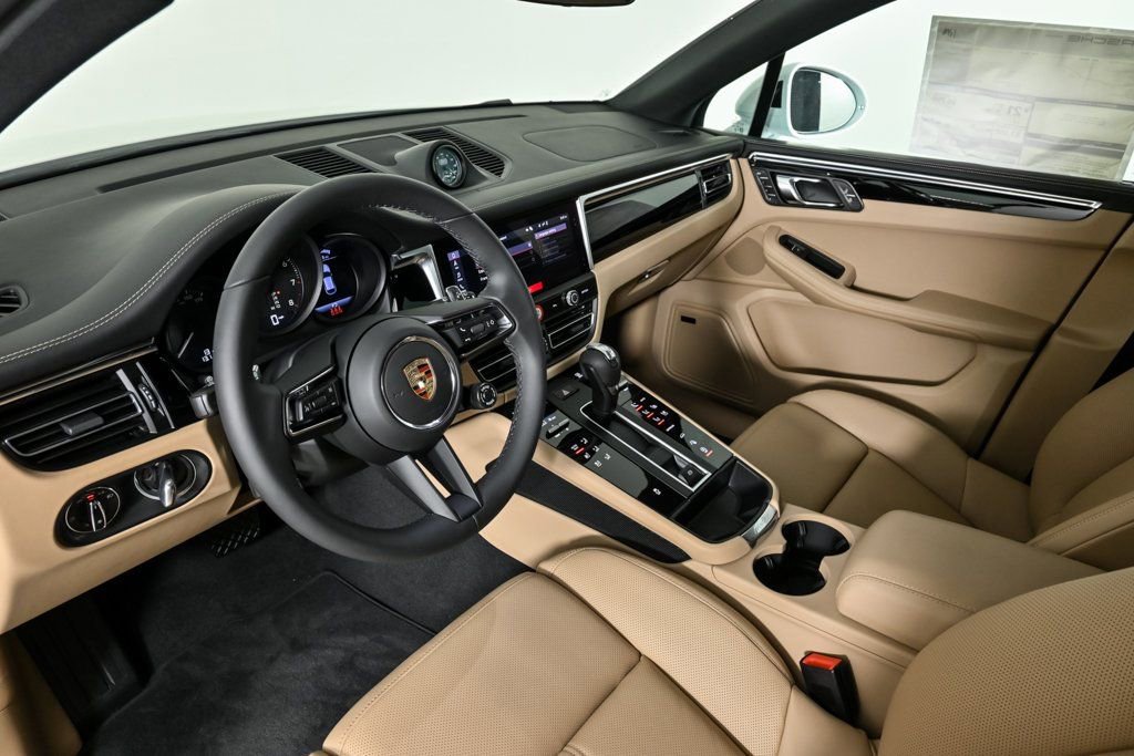 Certified 2025 Porsche Macan image 4