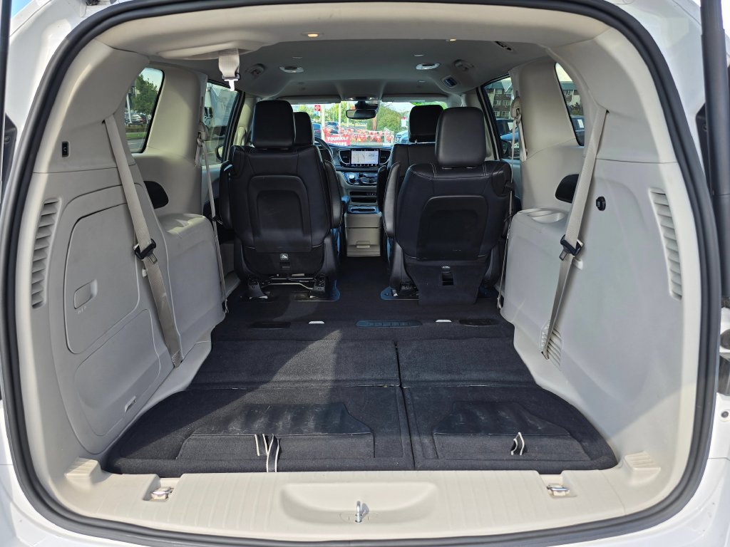 Used 2024 Chrysler Pacifica Limited FWD image 14