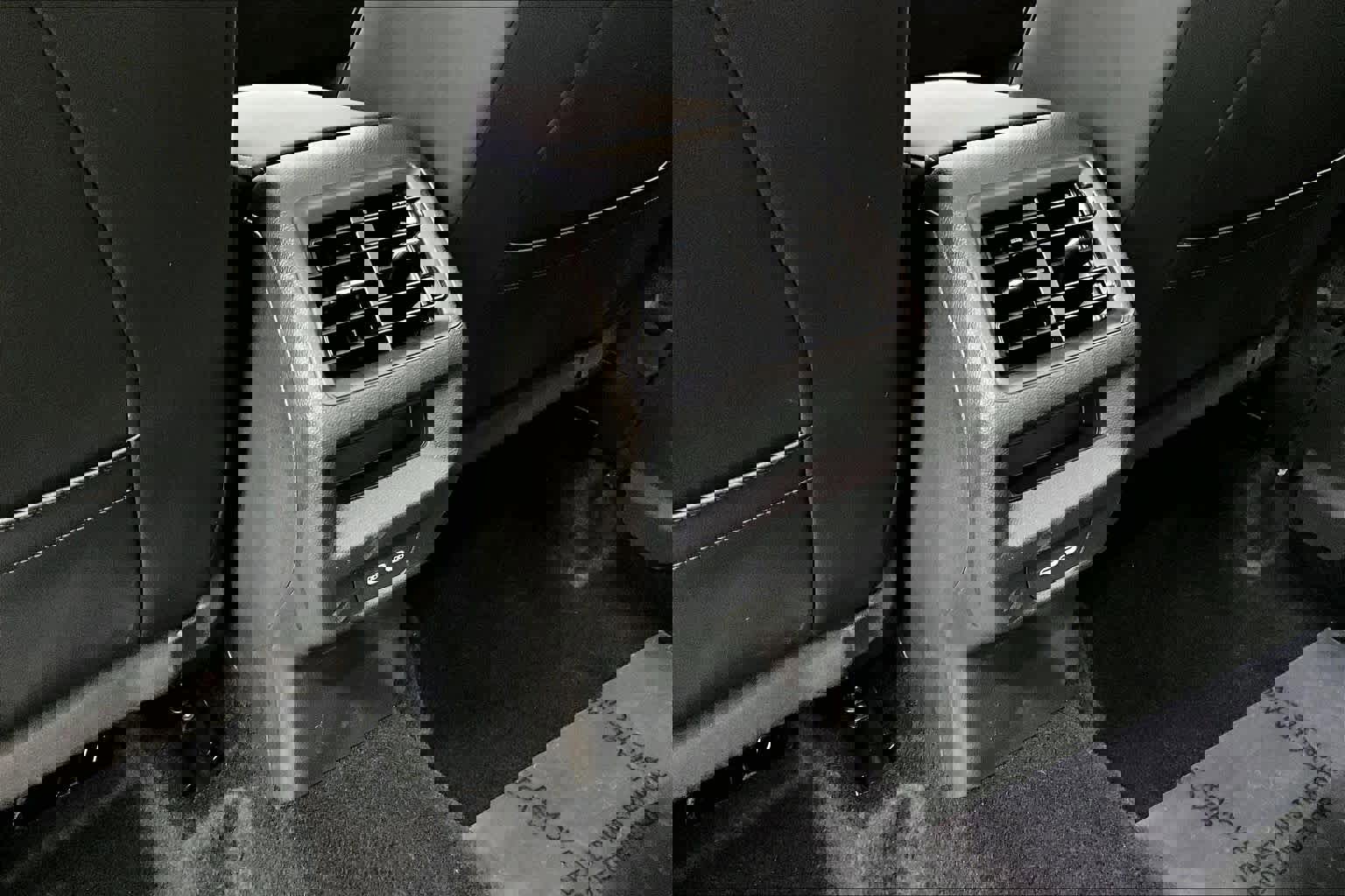 Used 2025 Volkswagen Tiguan SE image 38