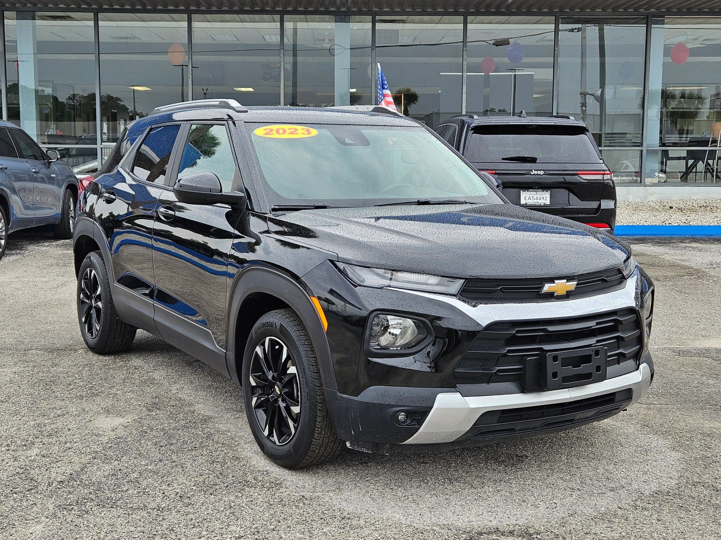 Used 2023 Chevrolet TrailBlazer LT w/ Convenience Package FWD image 2