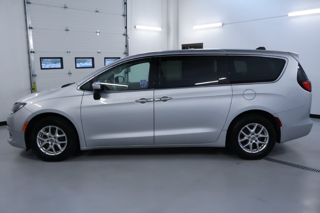 Used 2023 Chrysler Voyager LX FWD image 4