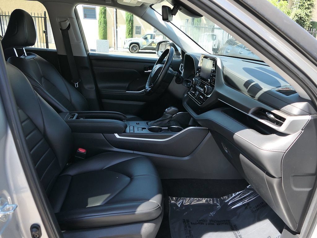 Used 2021 Toyota Highlander XLE FWD image 30