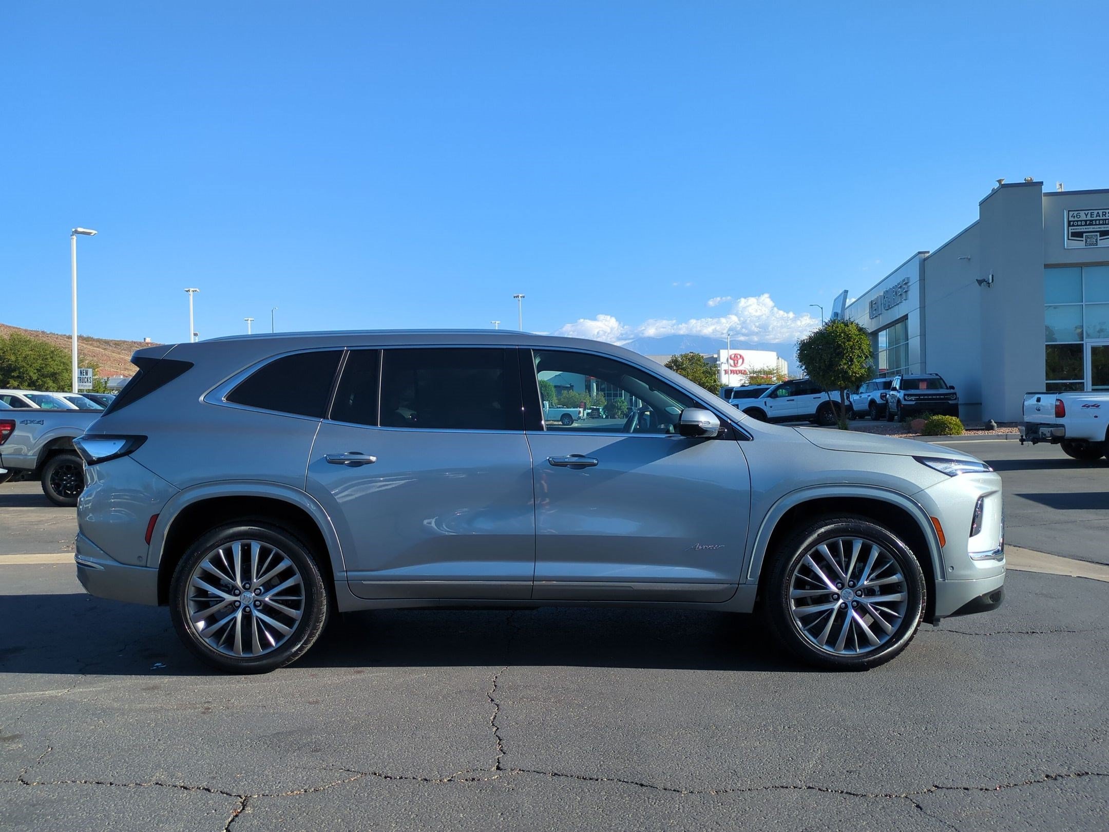 Used 2025 Buick Enclave Avenir w/ Super Cruise Package AWD/4WD image 2