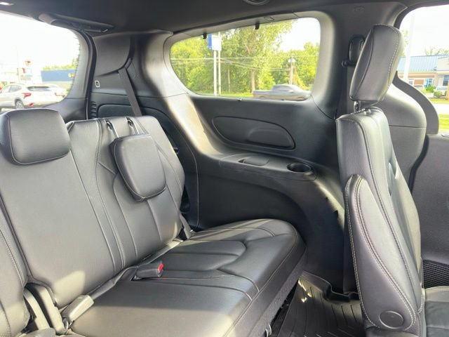 Used 2022 Chrysler Pacifica Touring-L w/ S Appearance Package AWD/4WD image 14