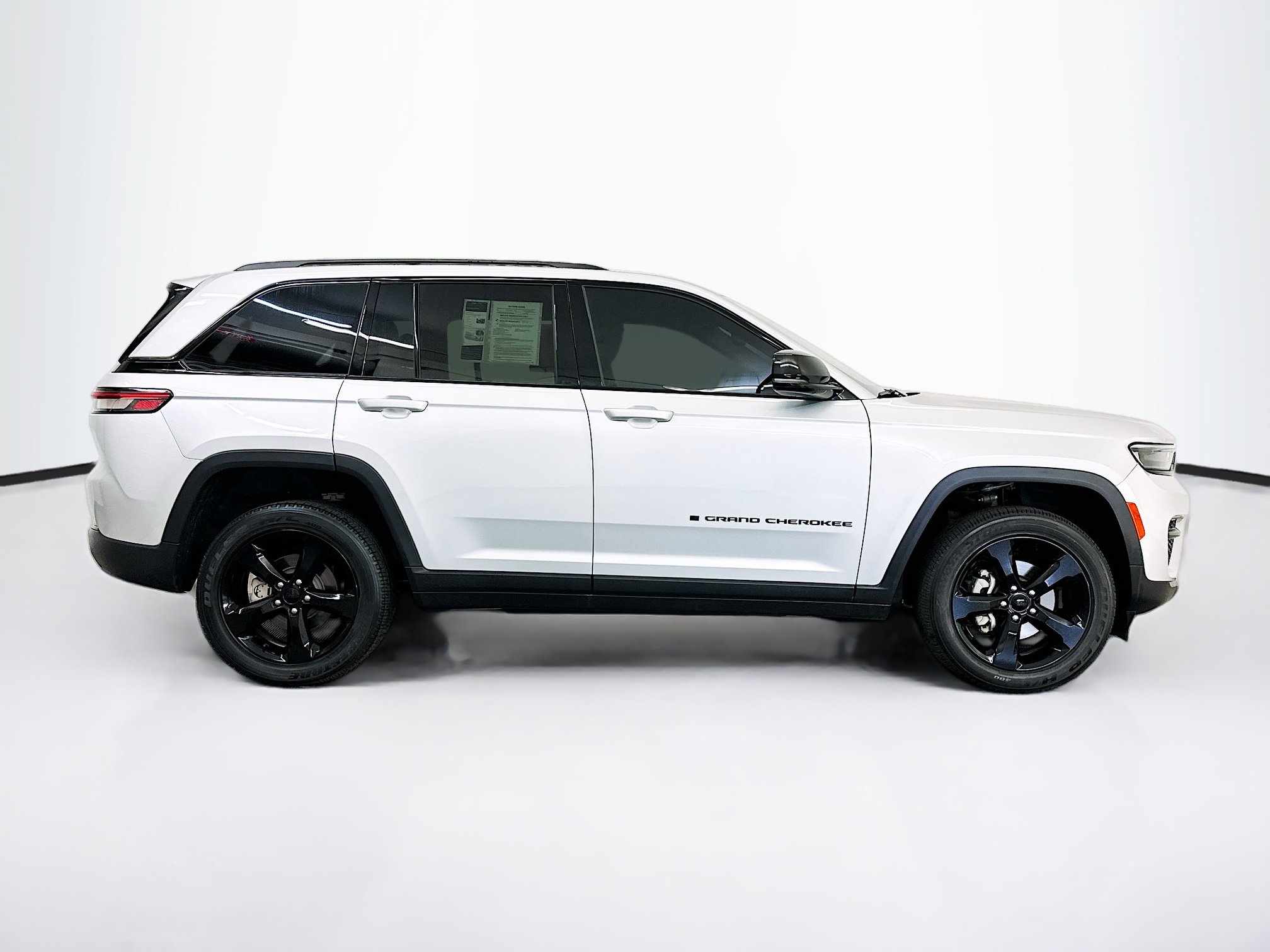 Used 2023 Jeep Grand Cherokee Altitude AWD/4WD image 10