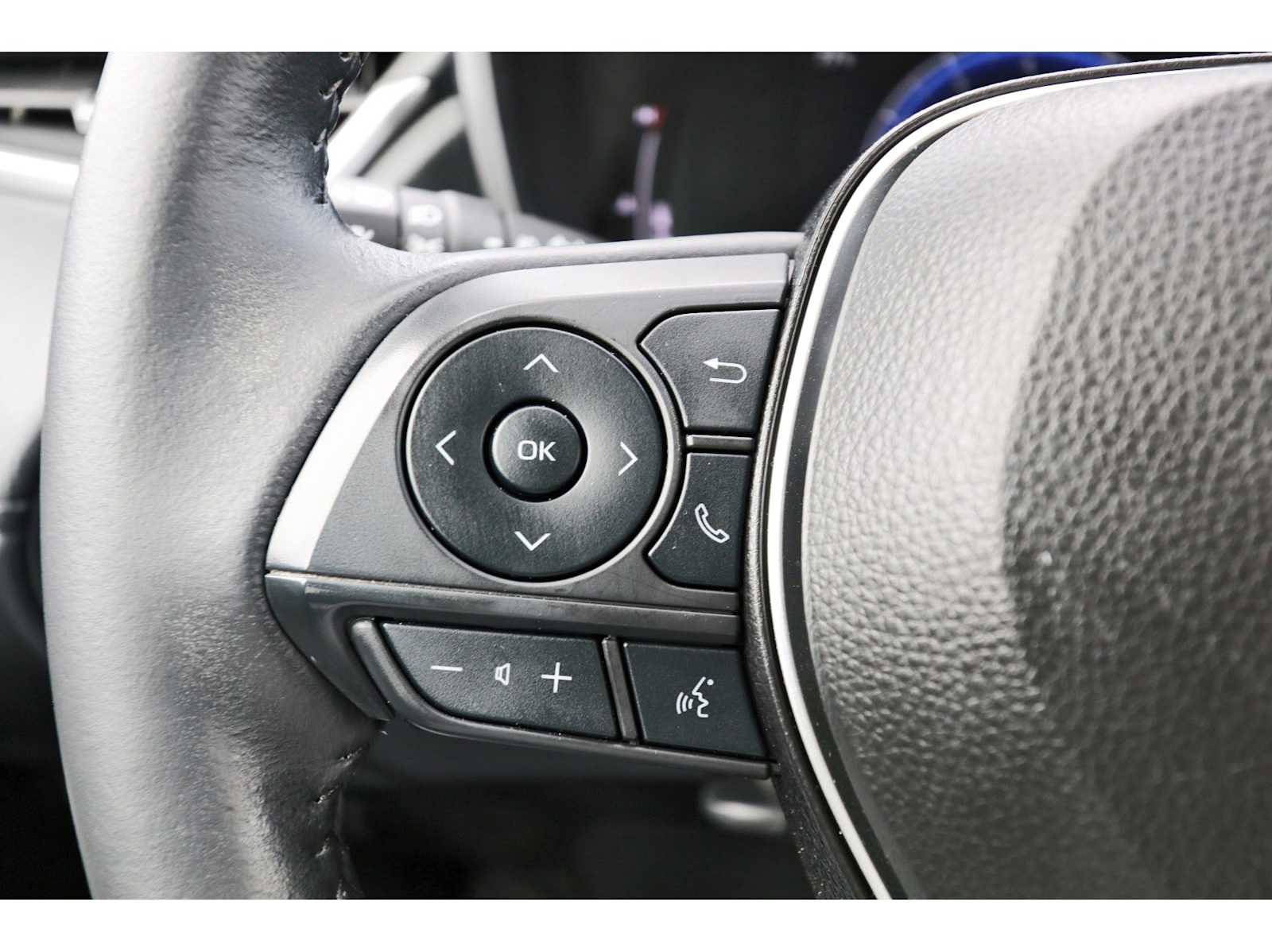 Used 2024 Toyota Corolla Cross XLE w/ Convenience Package image 15