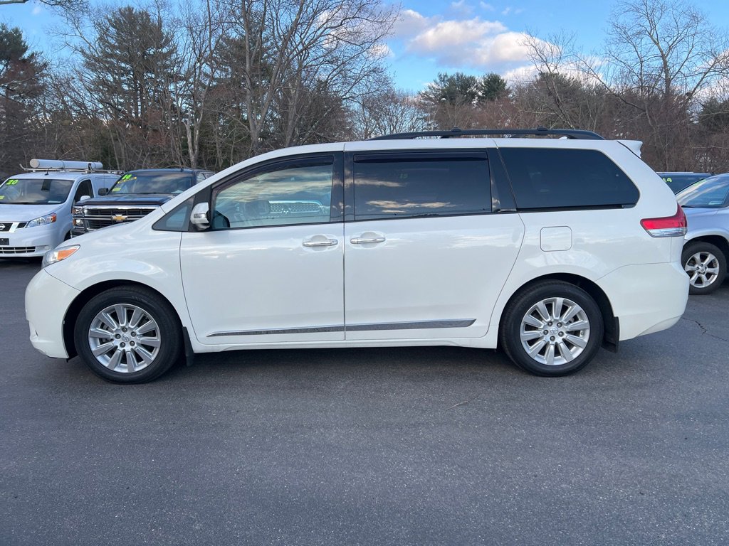 Used 2014 Toyota Sienna Limited w/ Limited Premium Package image 2