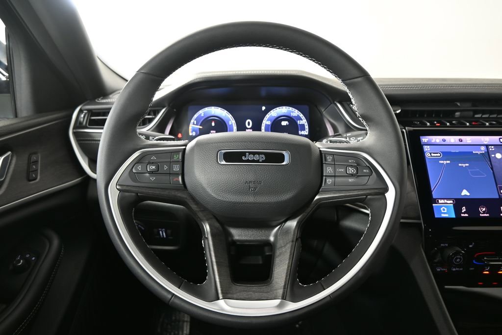 Used 2025 Jeep Grand Cherokee L Limited w/ Black Appearance Package image 35