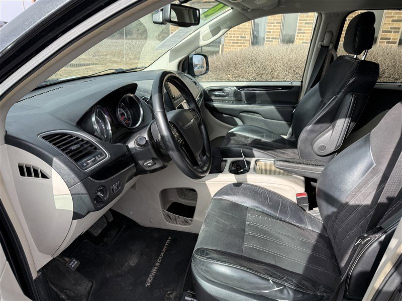 Used 2014 Chrysler Town & Country Touring-L FWD image 5