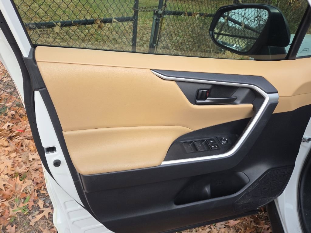 Used 2021 Toyota RAV4 LE image 6