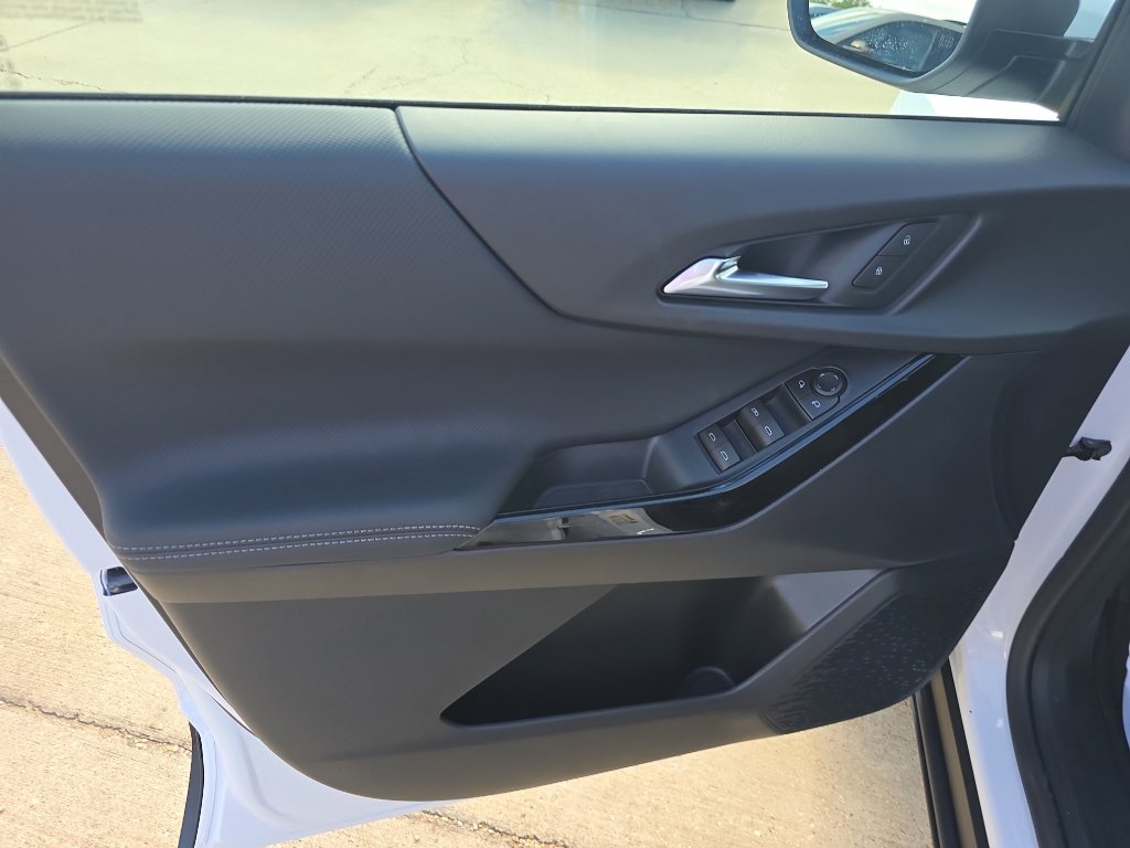 New 2026 Chevrolet Equinox LT w/ Safety and Technology Package FWD image 18