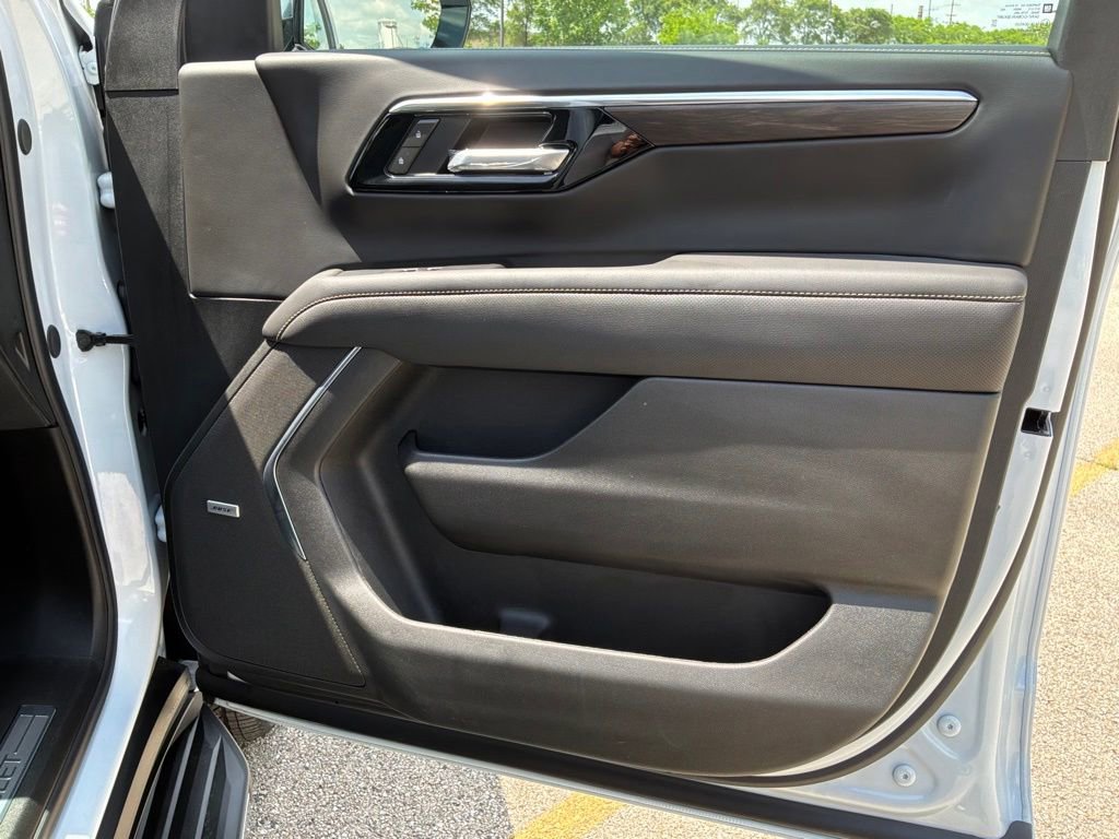 Used 2026 Chevrolet Tahoe Premier AWD/4WD image 32