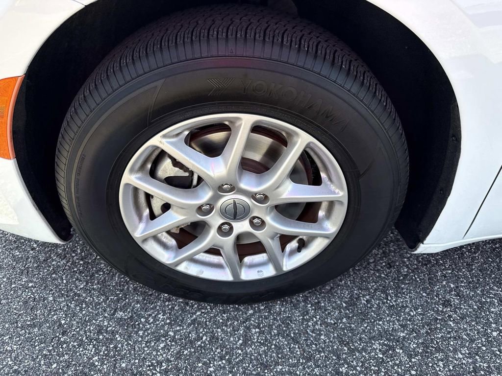 Used 2024 Chrysler Pacifica Touring image 11