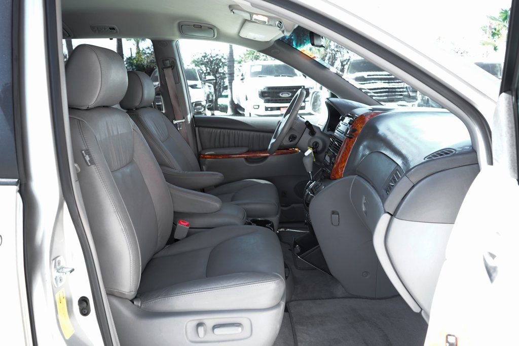Used 2007 Toyota Sienna XLE image 36