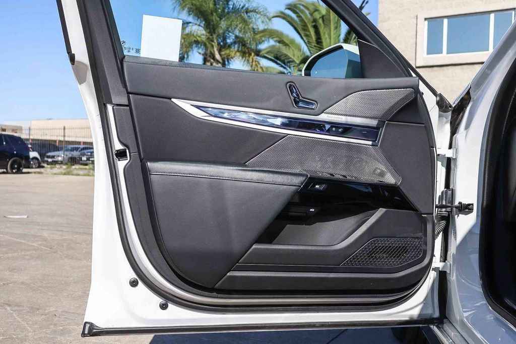 Used 2025 BMW 740i xDrive image 22