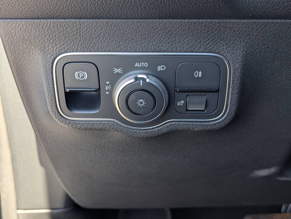 Used 2022 Mercedes-Benz EQB 350 4MATIC image 21