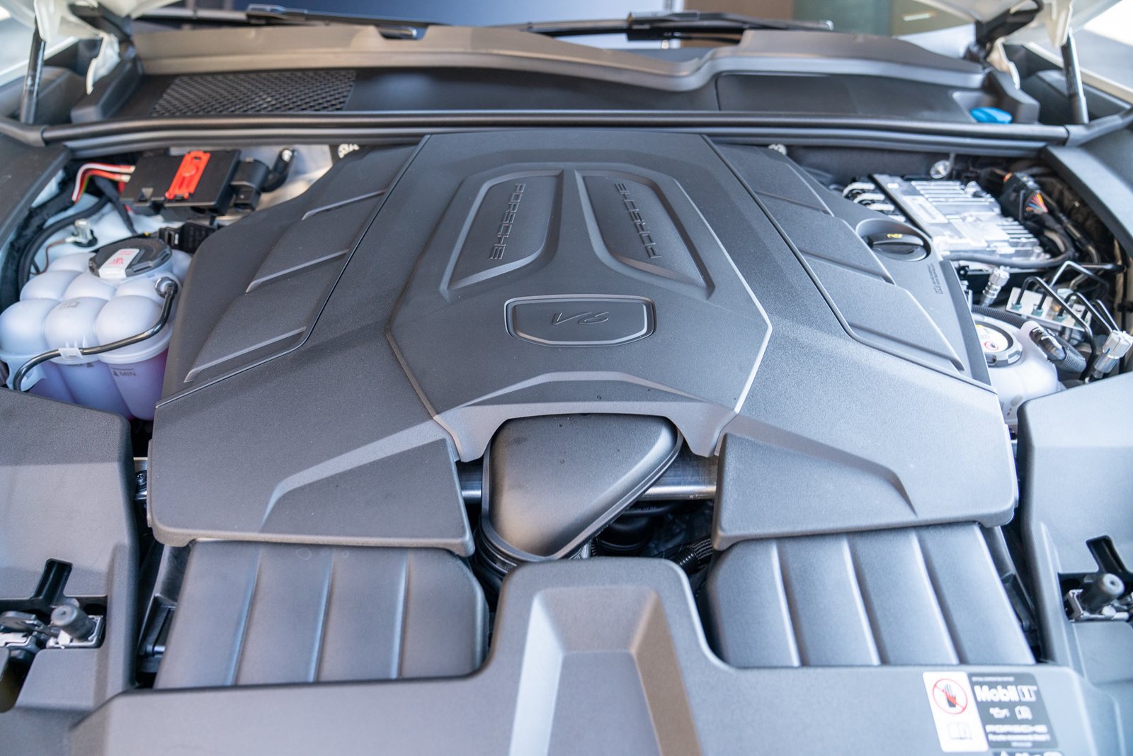 Certified 2025 Porsche Cayenne E-Hybrid Coupe AWD/4WD image 24