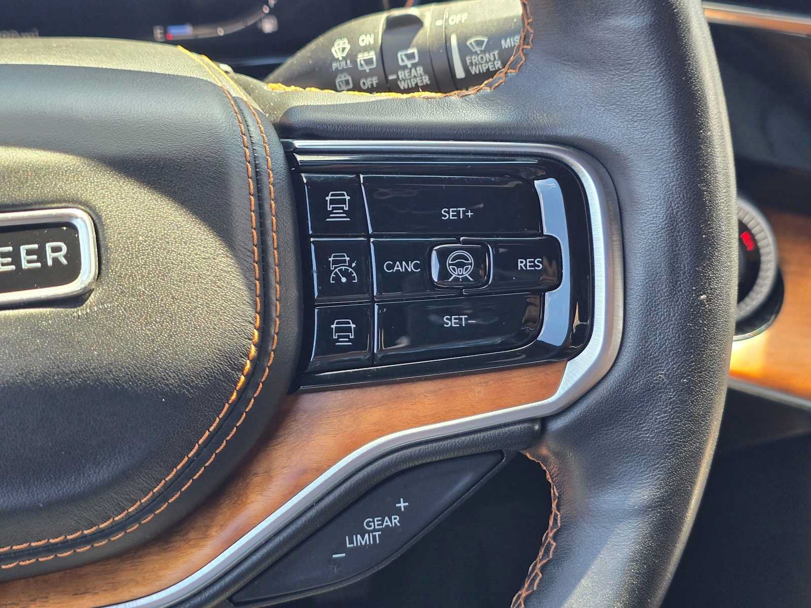 Used 2022 Jeep Grand Wagoneer Series III w/ Rear Seat Video Group 1 AWD/4WD image 34