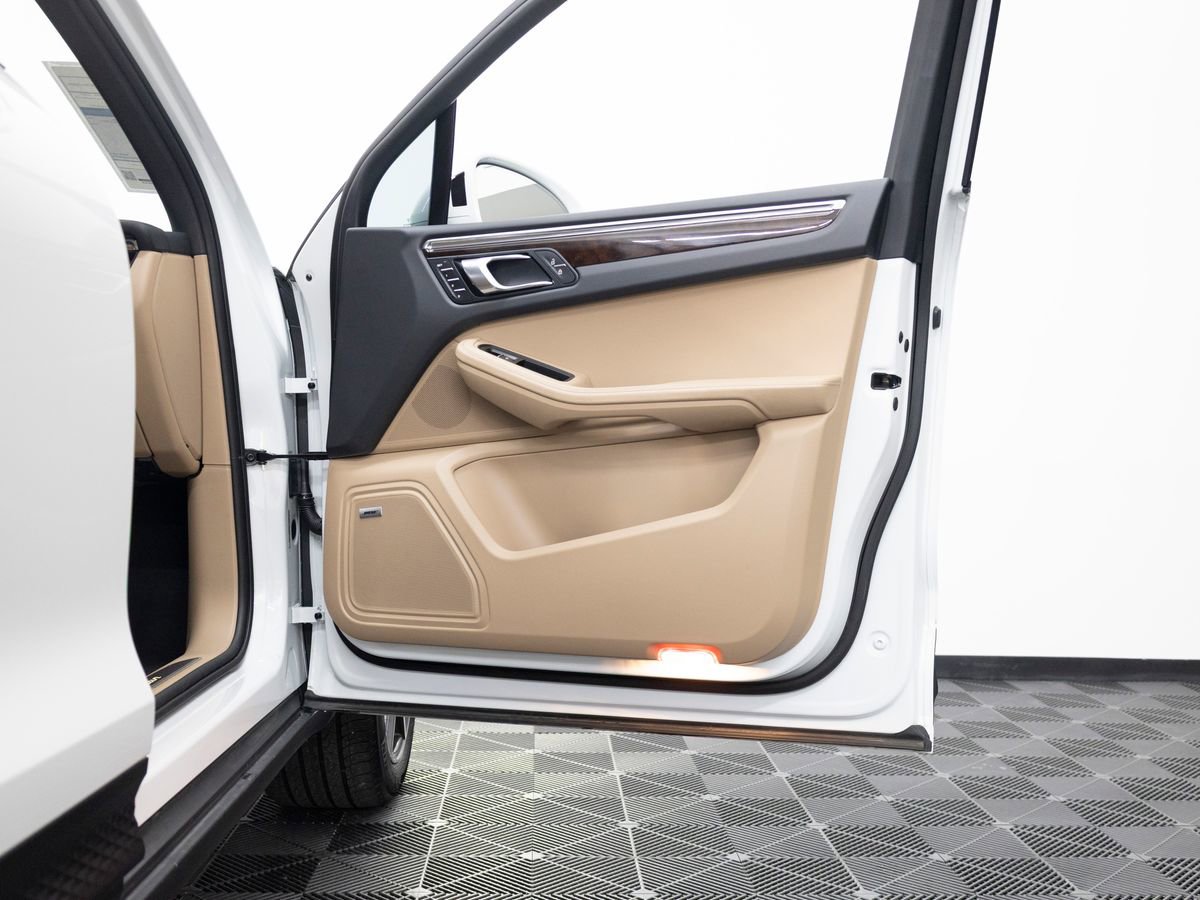 Certified 2025 Porsche Macan image 37