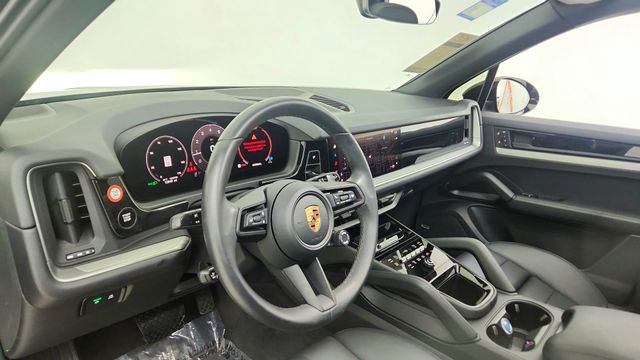 Used 2025 Porsche Cayenne w/ Premium Package image 18